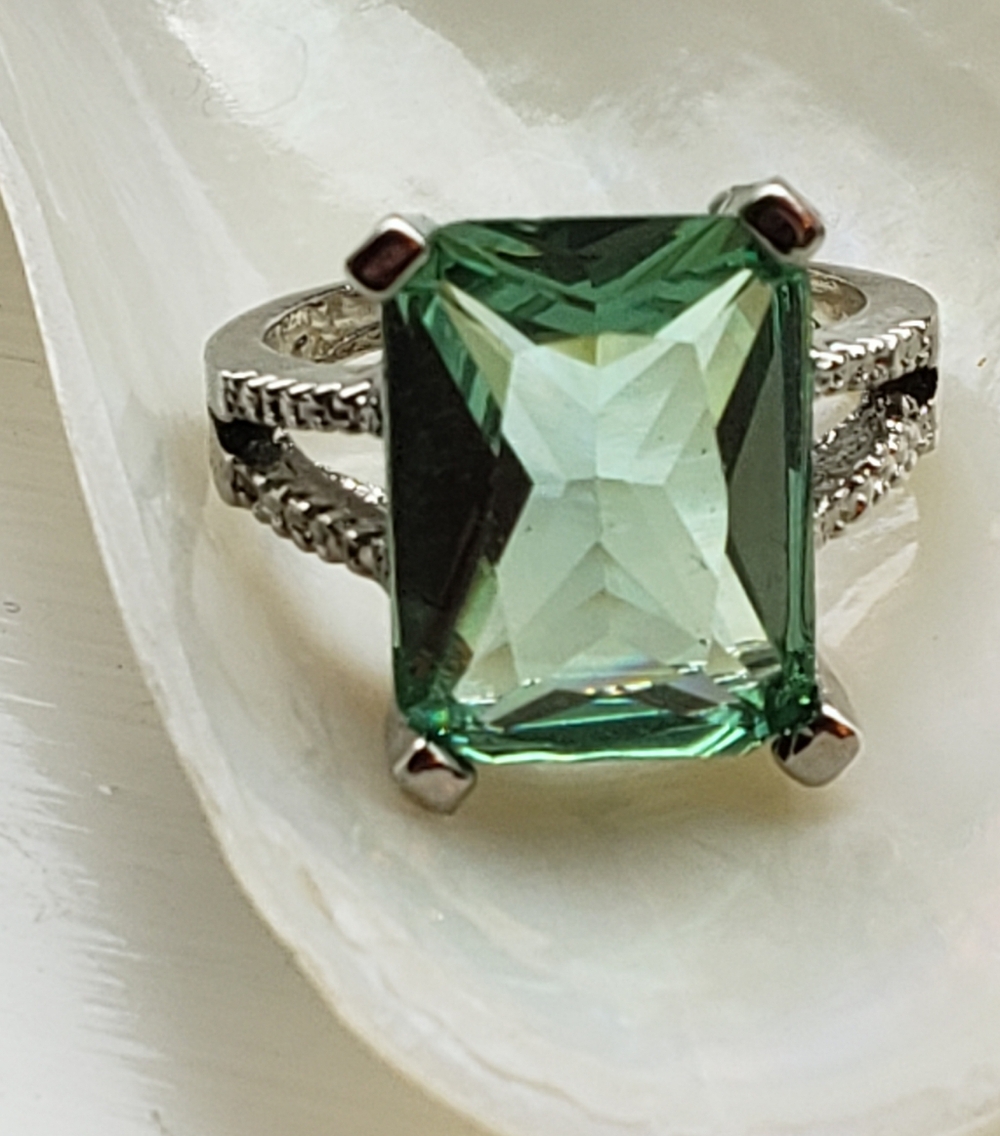 NEW Aquamarine Colored S.P. Ring, Size 7.5, Beautiful Faceting, Clear Stone, Lg. - Picture 2 of 5
